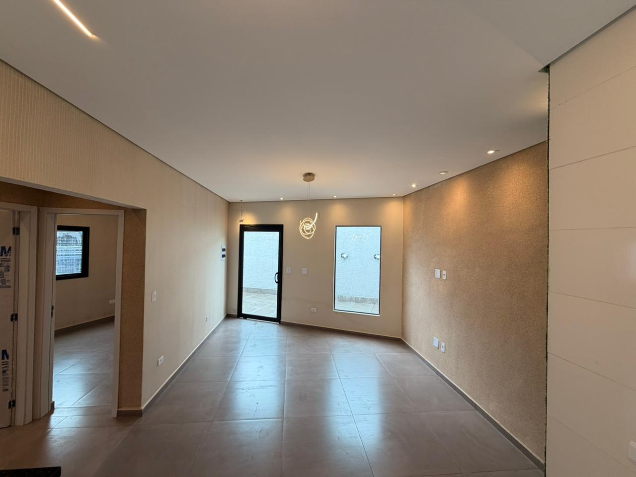 Sala de estar e jantar integradas com acesso ao quintal