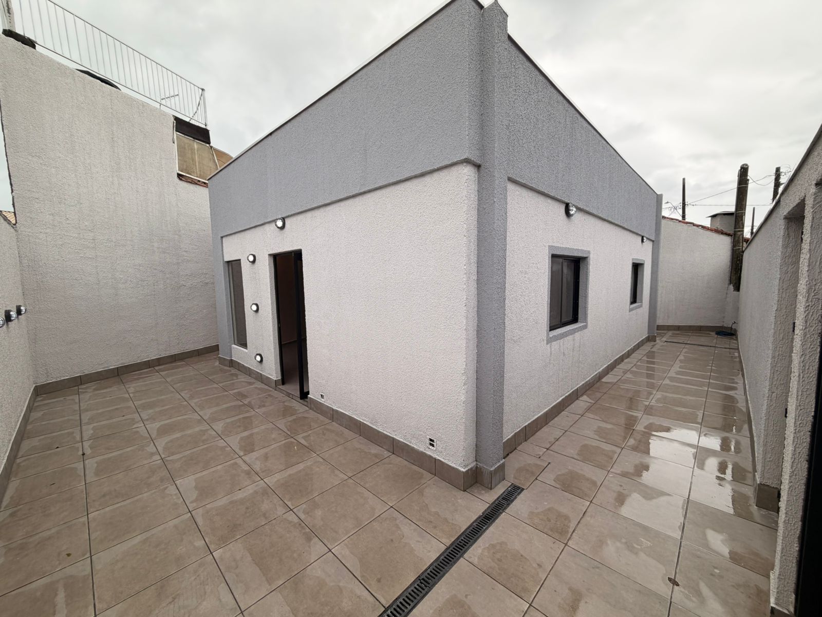 Quintal amplo pavimentado nos fundos da casa