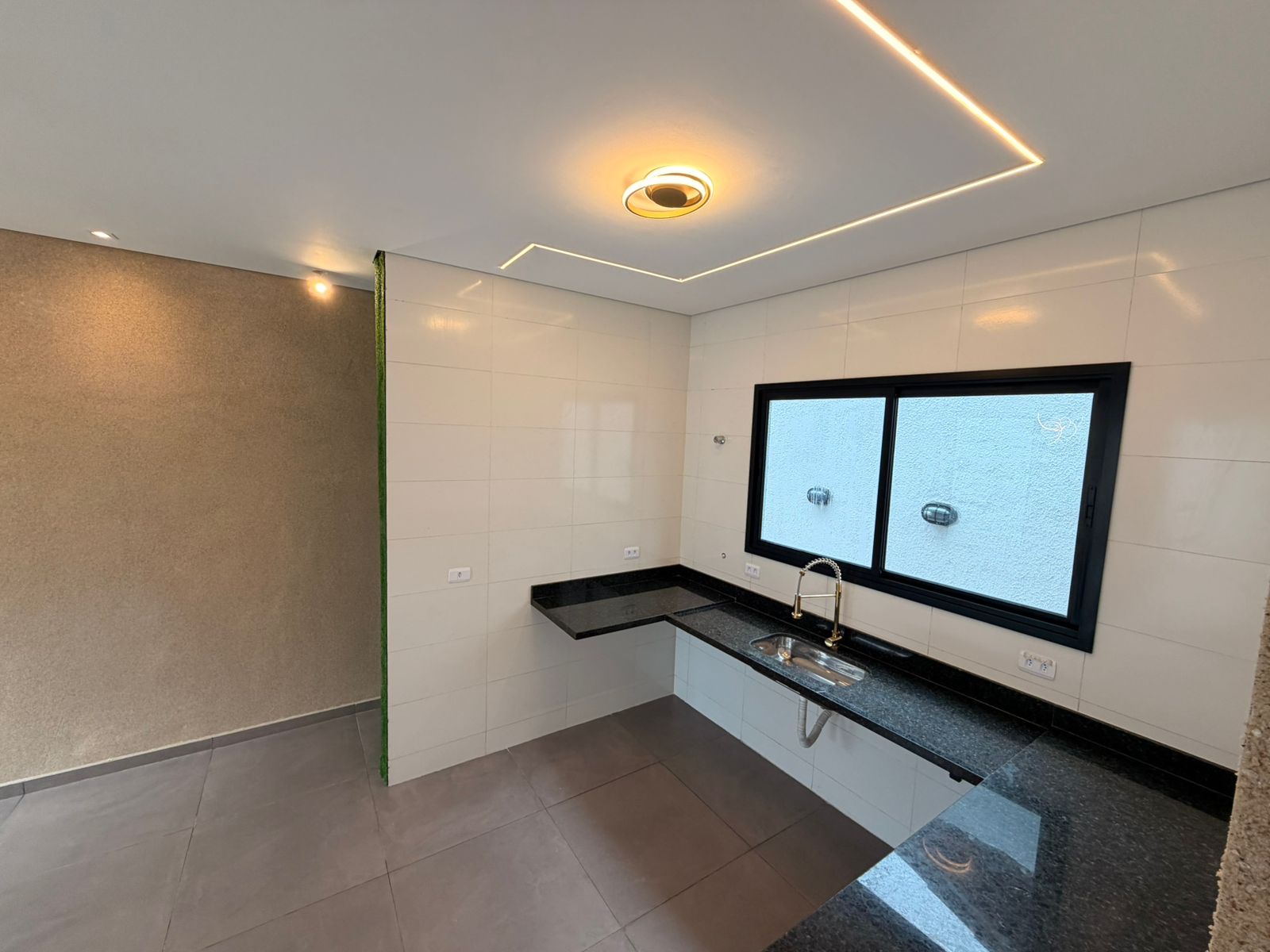 Cozinha com bancada em granito e sanca de LED